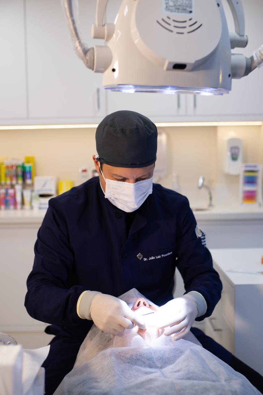 Dr. João Pozzobon em atendimento clínico
